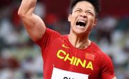 项目冠军诞生，运动员绽放最耀眼笑容的简单介绍